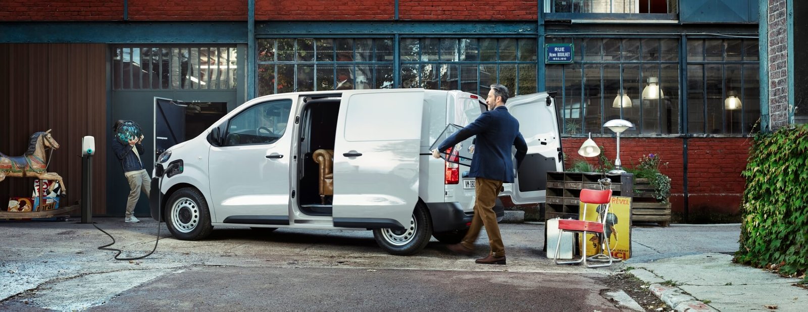 The first electric minibus “Citroën ë-Jumpy” makes its debut.