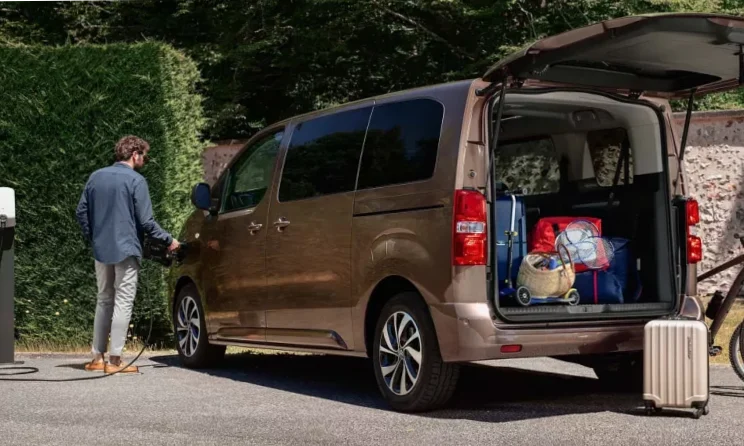 The first electric minibus “Citroën ë-Jumpy” makes its debut.